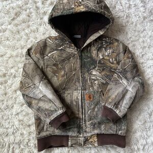 Boys Carhartt camo real tree workwear coat Size: Boys M (10-12)
